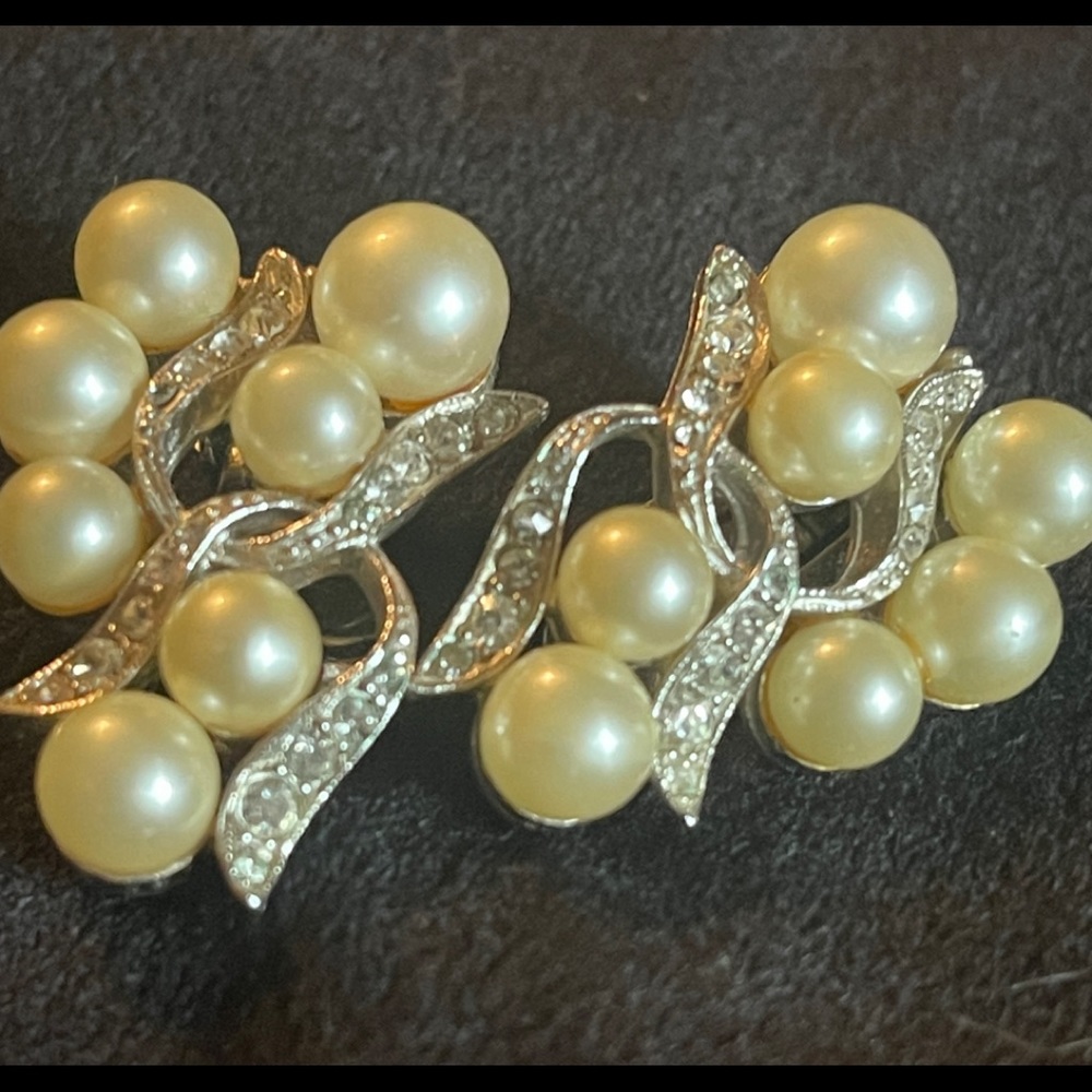 Vintage 1950’s Marvella Silvertone Diamond and Pearl Earrings